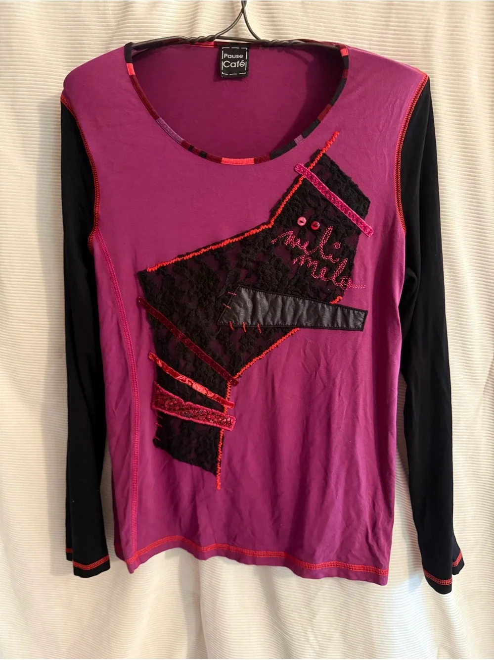 Pause Cafe Artisan Women's Magenta Long-Sleeve Graphic Top